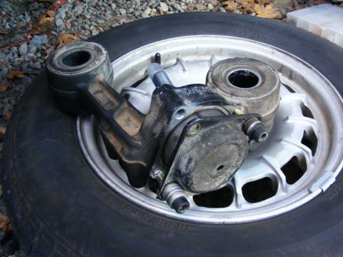 Illustrative picture of the installation of the W126 braking support rod bushing